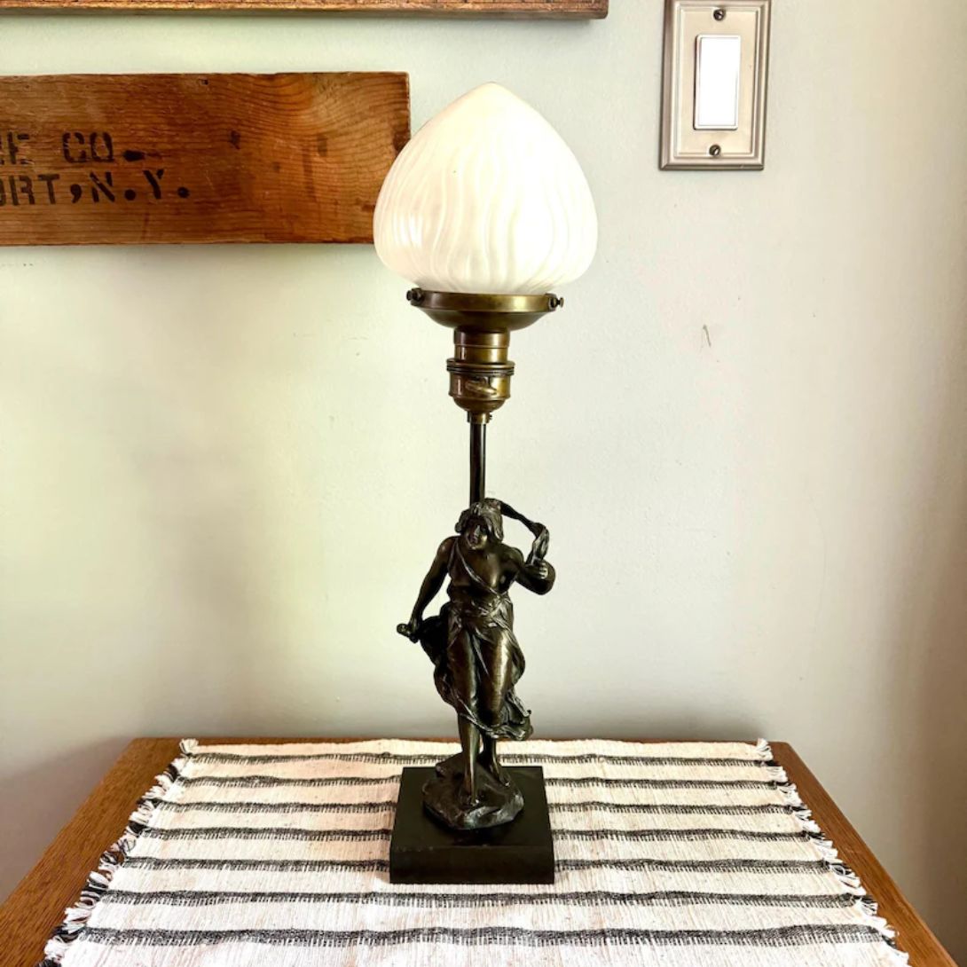 1 ANTIQUE ART NOUVEAU LADY FIGURINE LAMP
