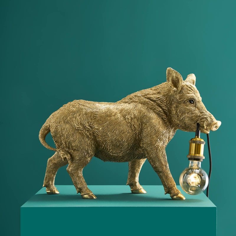 Gold Wild Boar Table Lamp — polyresin animal lamp and deco art lamp with gold finish and exposed bulb, 51 × 36 cm, for living rooms and entryways Gold Wild Boar Table Lamp — polyresin animal lamp and deco art lamp with gold finish and exposed bulb, 51 × 36 cm, for living rooms and entryways