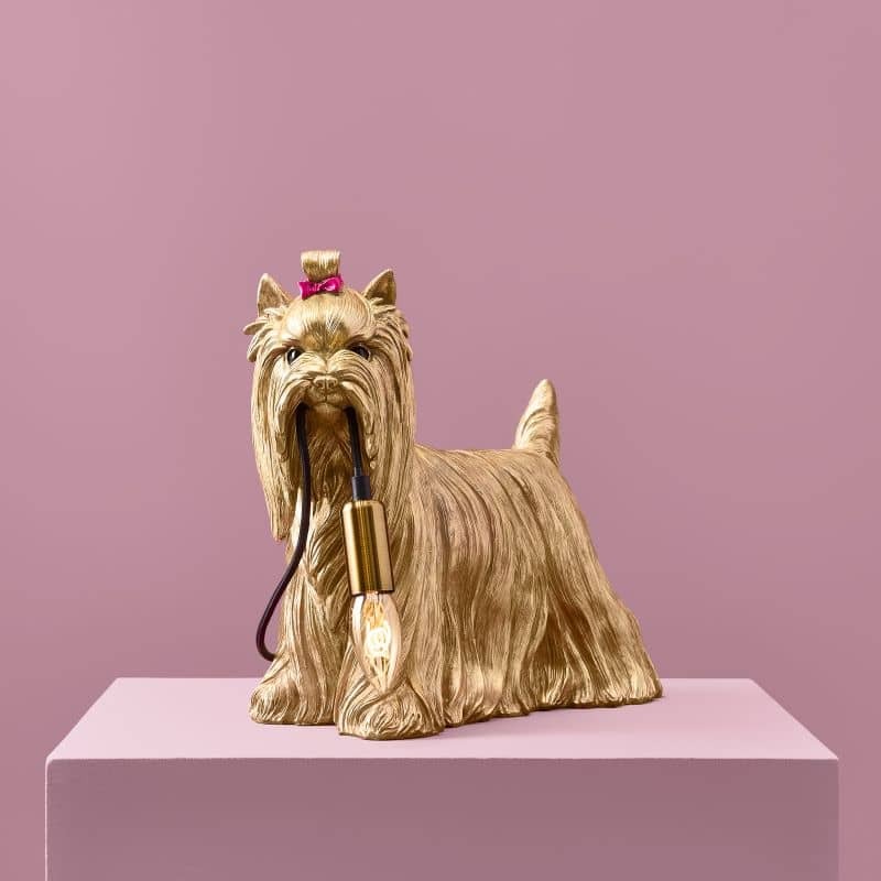 Dog Daisy Gold Table Lamp – sculptural animal gold table lamp in polyresin and metal finish Dog Daisy Gold Table Lamp – sculptural animal gold table lamp in polyresin and metal finish
