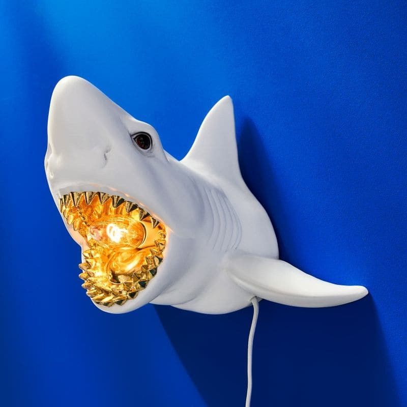 Shark Wall Lamp White-Gold – decorative polyresin animal lamp sculpture with gold teeth and E14 bulb socket, wall mounted decorative wall light and entryway lamp by Lume Art Gallery.