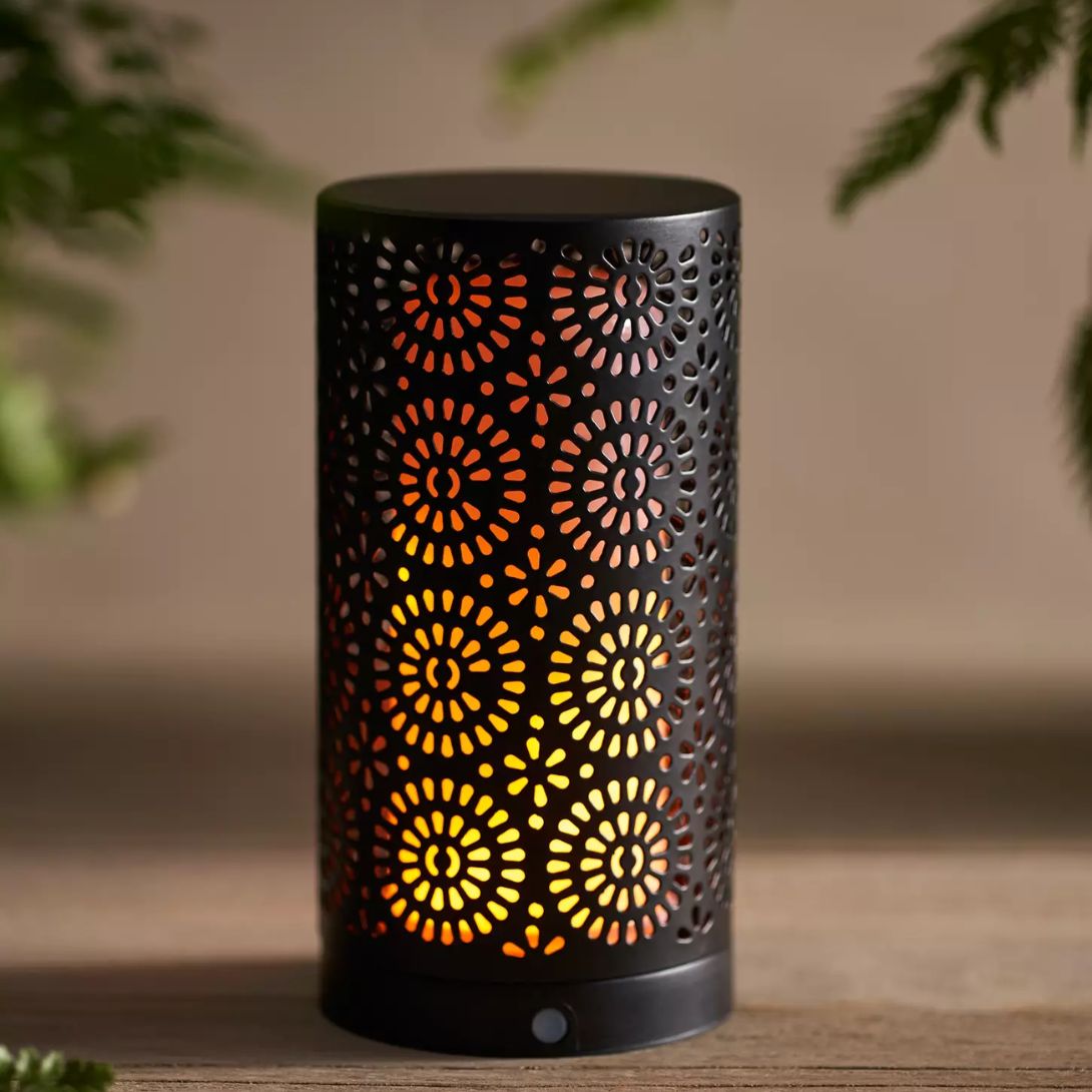 1 FLAME EFFECT TABLETOP LANTERN