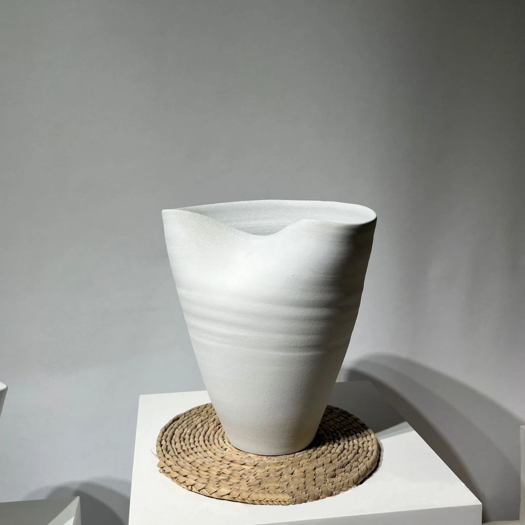 1 FLOW CREST VASE WHITE