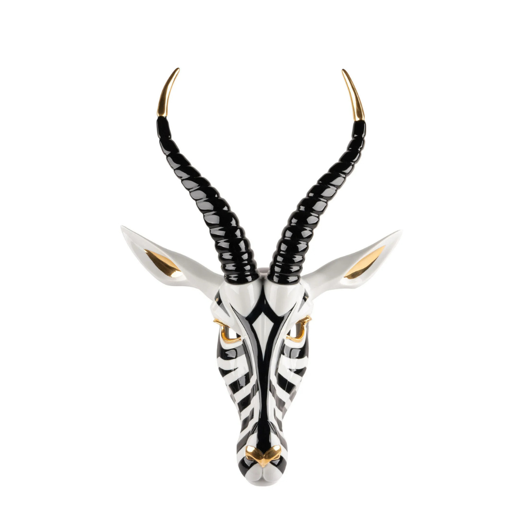 Gold luster and gloss finish detail of ANTELOPE MASK BLACK AND GOLD, porcelain wall mask designed by José Luis Santes Gold luster and gloss finish detail of ANTELOPE MASK BLACK AND GOLD, porcelain wall mask designed by José Luis Santes