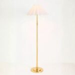 CLASSIC ANTIQUE BRASS FLOOR LAMP FEATURING A SCALLOP SHADE