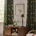 GREEN VELVET AND WOOD BOSETTE TABLE LAMP WITH BOW DESIGN