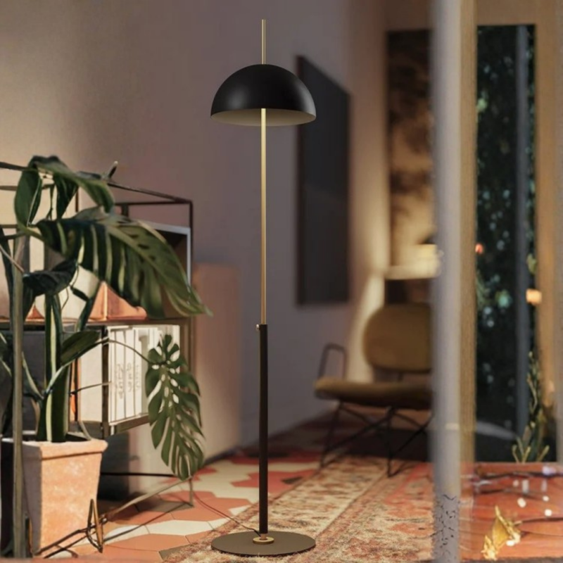 ABT04 EXTENSIBLE BLACK WITH BRASS DETAILS FLOOR LAMP vertical accent rod and circular flat base, styled in warm modern living room, 59.1 inches tall