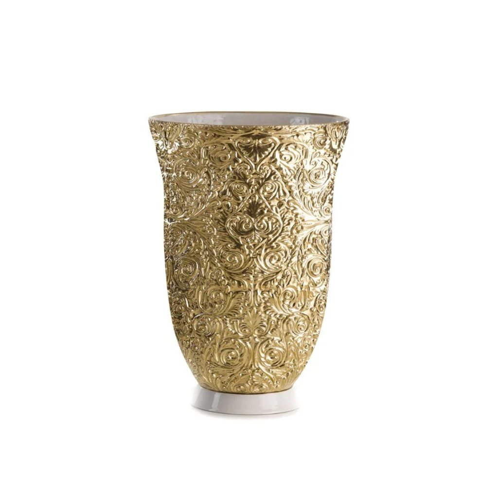 AMOUR SMALL VASE GOLD — hand-painted 24ct gold porcelain with raised macramé lace motif on white base, H30 x Ø20 cm, Villari Italy AMOUR SMALL VASE GOLD — hand-painted 24ct gold porcelain with raised macramé lace motif on white base, H30 x Ø20 cm, Villari Italy